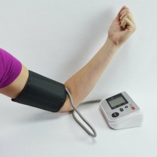 Blood pressure monitors with detection of irregular heartbeats