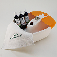 Il pacchetto completo composto da idromassaggio plantare Medisana FS 883, emulsioni da bagno Helfe e un asciugamano è ben confezionato.
