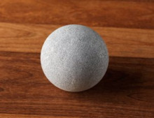 Kugelförmiger Hukka Palm Stone aus Speckstein - kann sowohl Wärme als auch Kälte gut speichern und bleibt lange Zeit warm oder kalt.