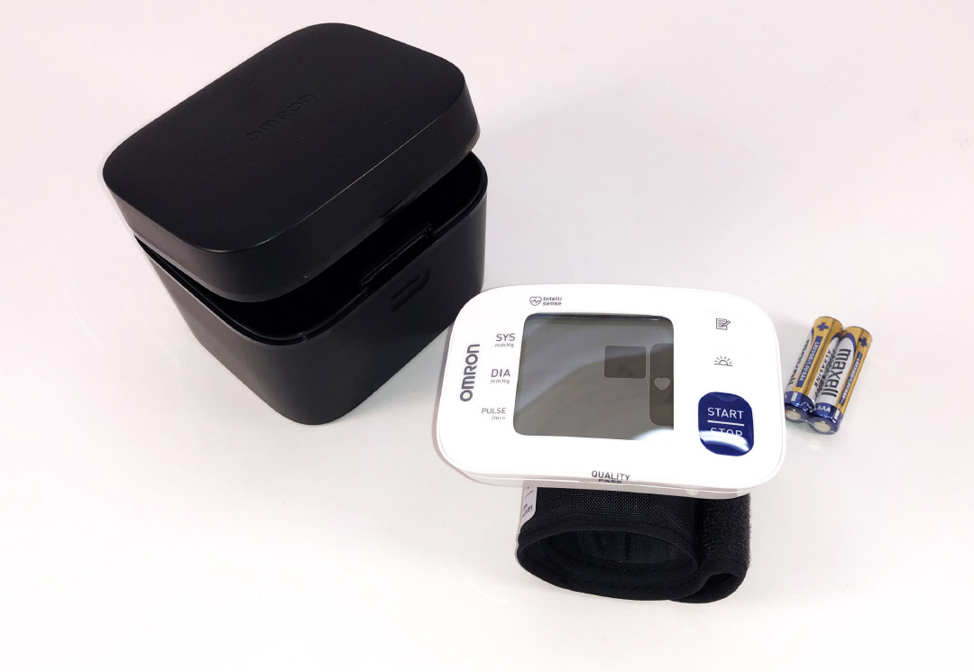 Der Omron RS4 Handgelenk-Blutdruckmesser ist ein kompaktes Gerät