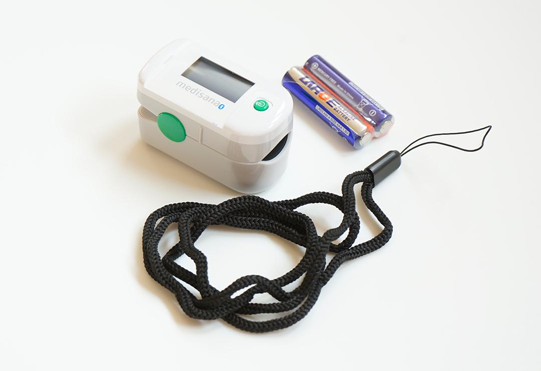 Pulsoximeter Medisana PM100 Connect mit Batterien und Trageschlaufe