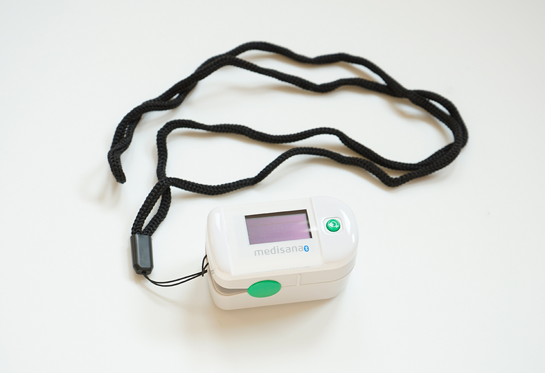 Pulse oximeter Medisana PM100 Connect with practical strap