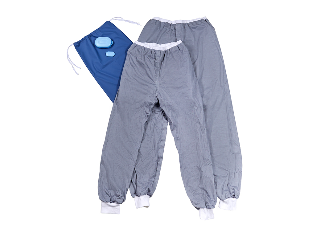 Set aus zwei Pjama Bettnässer-Behandlungshosen, dem Bettnässer-Alarm und einer Pjama Tasche