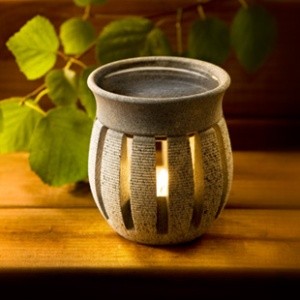Lampada aromatica in pietra ollare a forma di lanterna. Dà profumo, calore e luce ed è un pezzo unico.