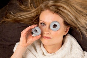 Kühlende Ringe aus Speckstein. Für die Behandlung müder Augen und von Tränensäcken sowie zur Linderung allergischer Symptome.