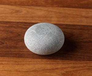 La pietra ollare Hukka è in grado di immagazzinare il calore particolarmente bene e per lungo tempo. Questo lo rende ideale per la terapia con pietre calde.