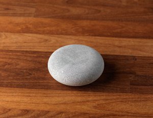 Mit diesem Massage-Stein haben Sie ein Naturprodukt zur Hand, das sich hervorragend für die Massage verschiedenster Körperzonen eignet. 