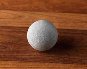 Pour masser avec le Hukka Palm Stone, il suffit de bouger la paume de la main. Le massage à l'aide d'une pierre réchauffée est particulièrement agréable.