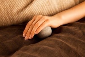 Per il relax: posizionare il Hukka Palm Stone semplicemente su una superficie e muovere la palla avanti e indietro.