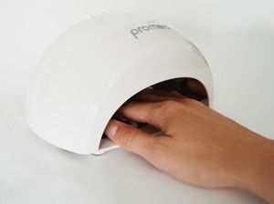 L'appareil de photopolymérisation Promed UV-LED 60 est conçu pour une seule main.