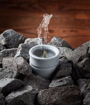 Relaxation with the Hukka Solina sauna fountain: the gentle splashing of water and improved humidity control provide a perfect sauna atmosphere.