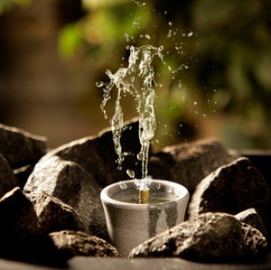 Small but powerful: the Hukka Sisukas sauna fountain fits well between the sauna stones, and enriches your sauna session with humidity. You can also add aroma, if you wish.