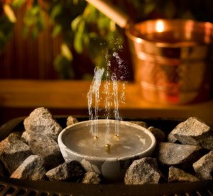 Un'increspatura piacevole, un aumento dell'umidità e un bel design. Realizzata al 100% in pietra ollare finlandese, questa fontana aggiunge molto alla tua sauna.