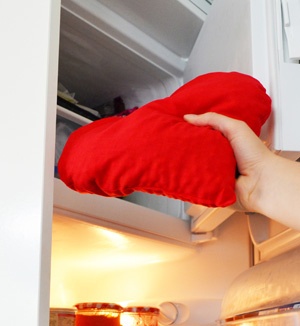 Per raffreddare: mettere semplicemente il cuscino caldo con noccioli di ciliegia nel vano congelatore