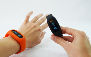 Medisana ViFit Connect Bluetooth im Doppelpack: einmal mit orangem Armband und einmal mit schwarzem Armband.
<br>
