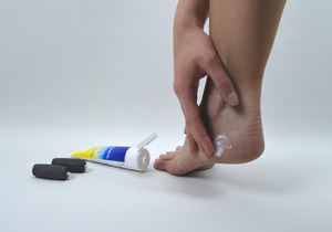 La crema idratante per piedi e unghie di Scholl impedisce la formazione di calli e protegge la pelle dalla disidratazione e dalle screpolature. 