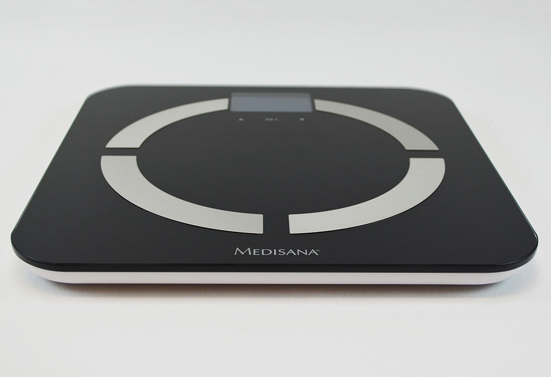 Multifunctional scale with digital display and slim design, made of high-quality safety glass