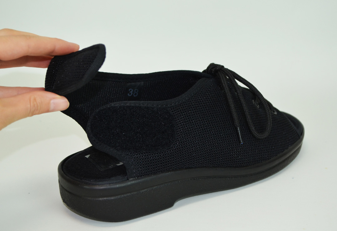 Réglage individuel de la largeur du pied du Promed TheraLight2-S avec Velcro.