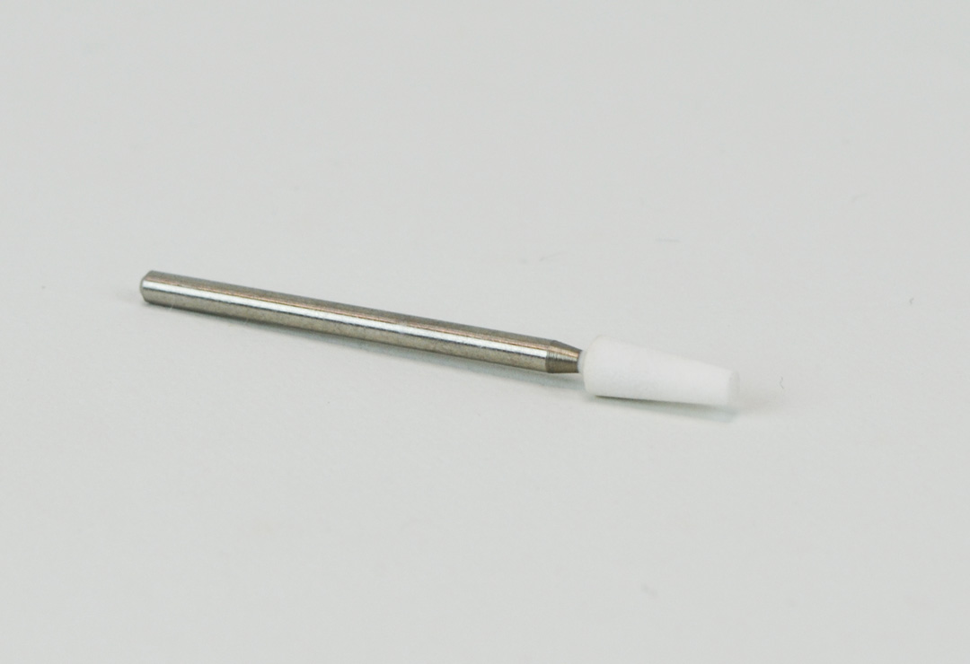 Abrasivo in pietra Promed per levigare e opacizzare il letto ungueale prima di applicare l'unghia artificiale.