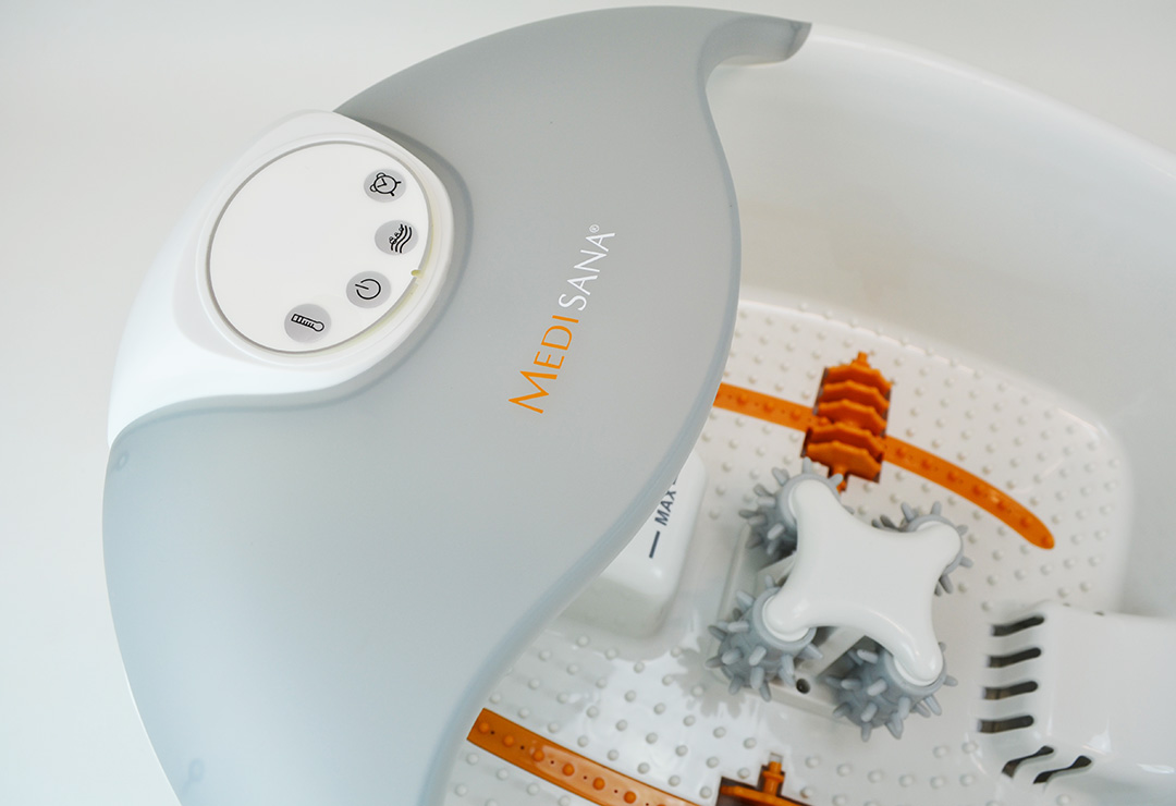 The Medisana FS885 also has massage rollers in the central area of the foot whirlpool for massaging the inside of the feet