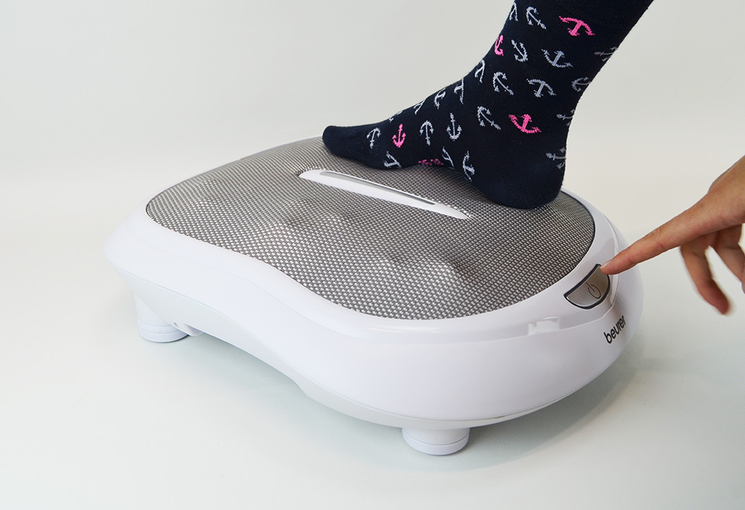 Un massage Shiatsu bienfaisant pour les pieds avec le Beurer FM60 avec 18 têtes de massage (3x3 pour chaque pied)