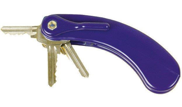 By turning the blue handle and opening the holder, you can attach a maximum of 3 keys to the key holder. 