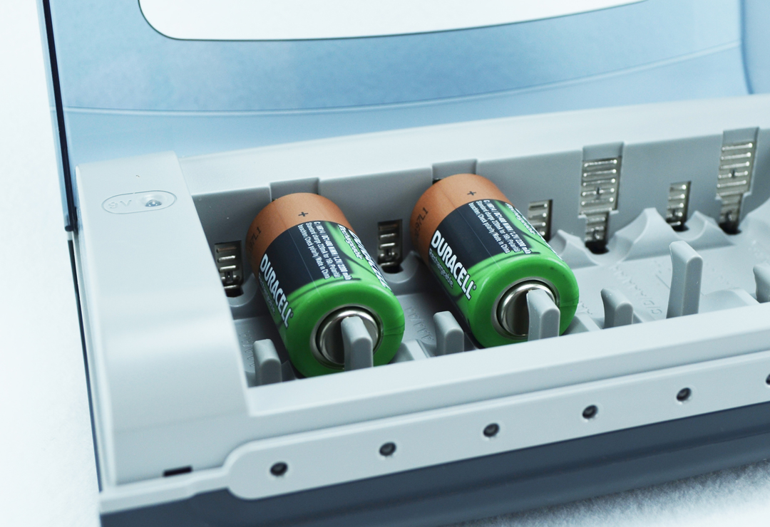 The Duracell rechargeable batteries can be recharged with the Duracell Universal Multicharger. You can order it separately with the article number: 088 313.