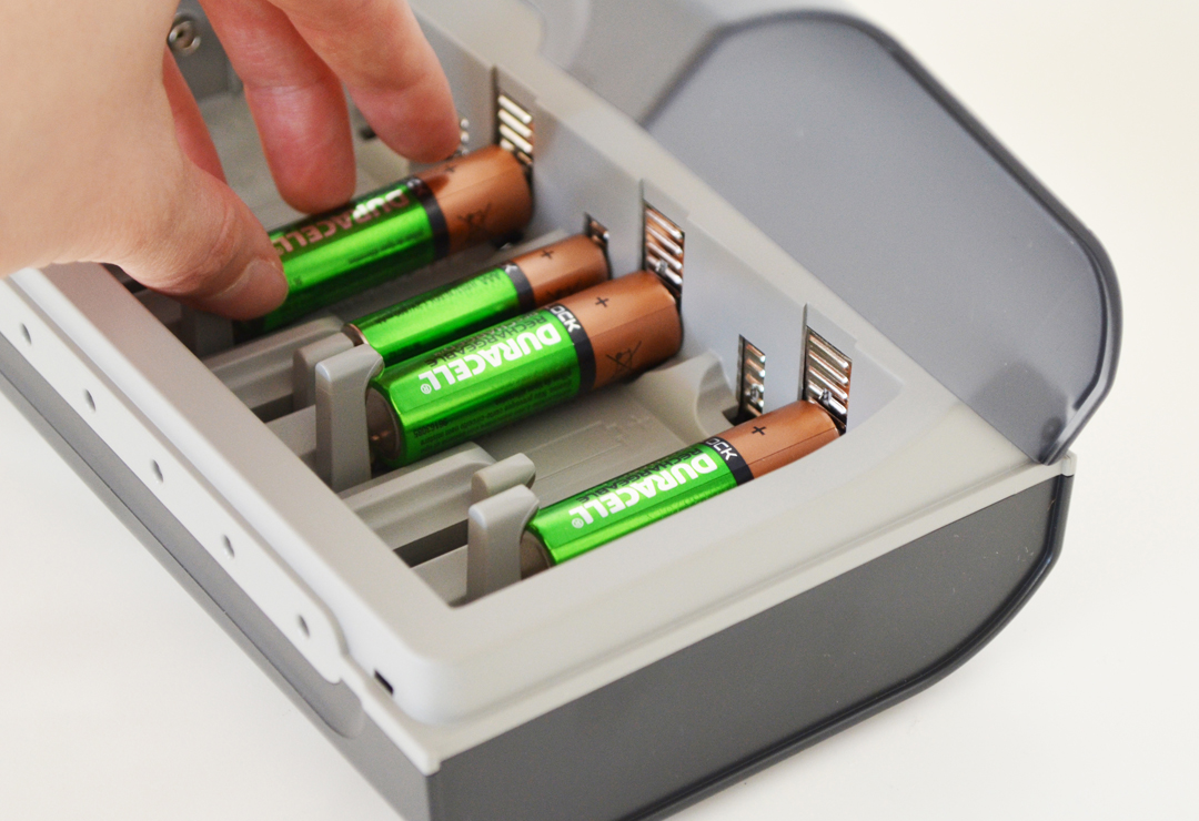 The Duracell rechargeable batteries can be recharged with the Duracell Universal Multicharger. You can order it separately with the article number: 088 313.