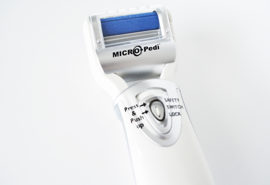 Avec le Micro Pedi enlever des callosités n'est plus un dur travail de rabotage, car il suffit d'appuyer sur le bouton de l'appareil pour qu'il le fasse pour vous.