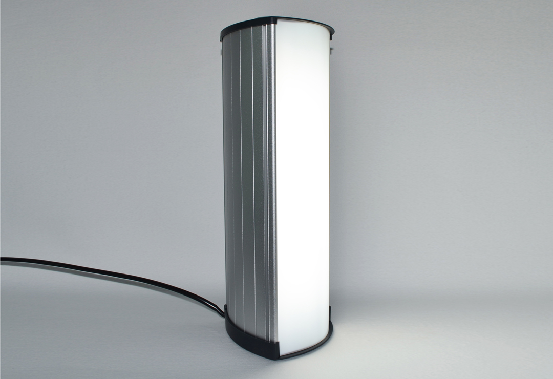 Eine kleine Säule aus Licht - fürs Büro oder für zuhause - mit Gehäuse aus gebürstetem Aluminium