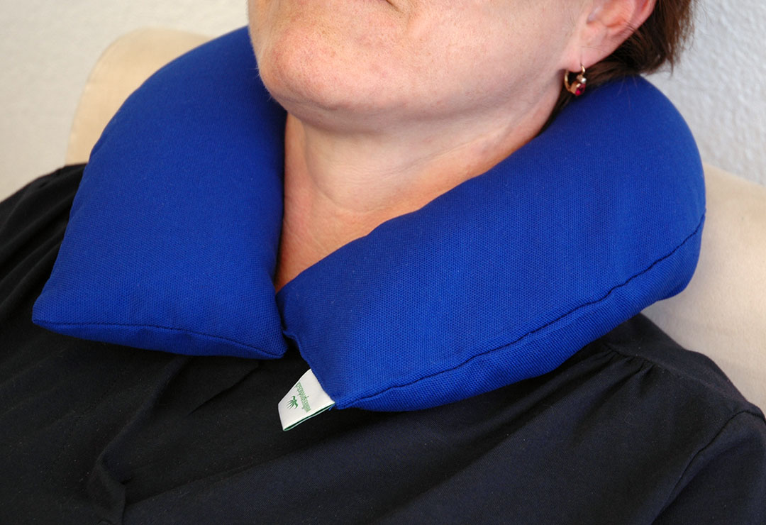 Das Reise-Nackenkissen mit Hirsespreufüllung stützt den Kopf und entspannt den Nacken