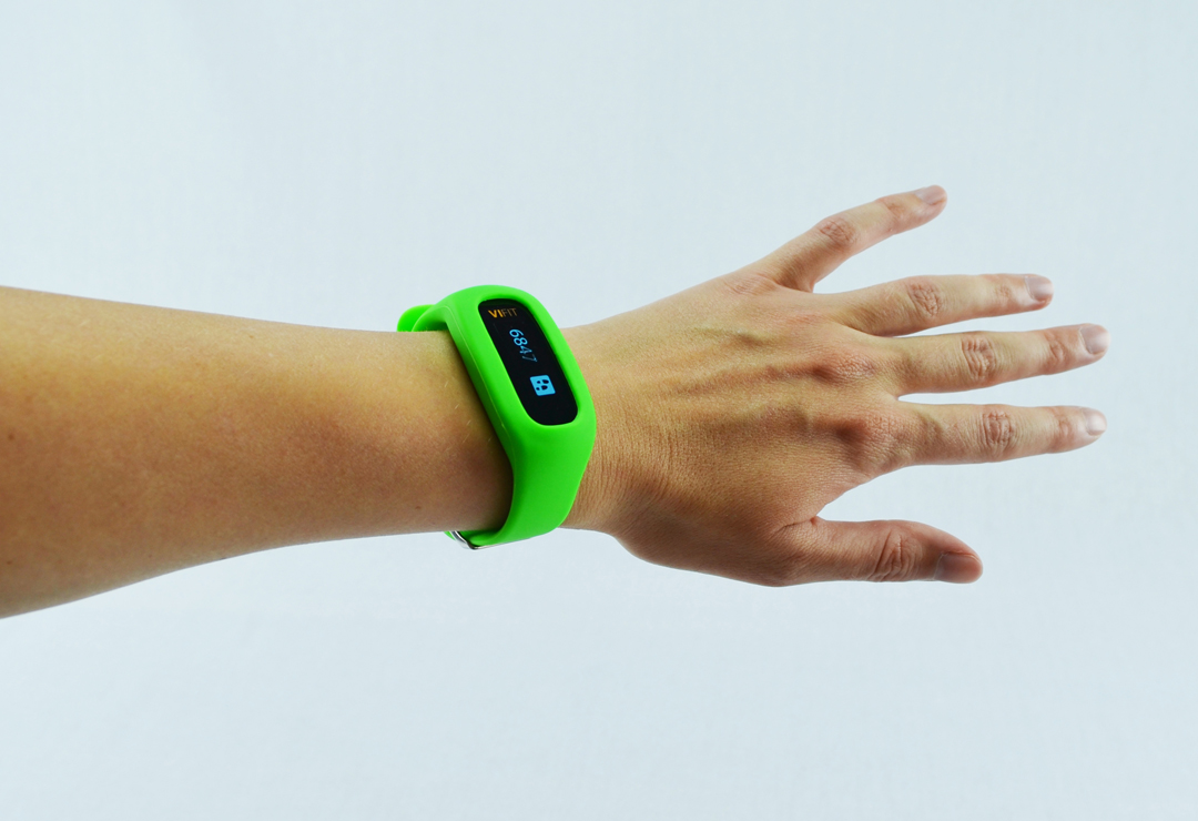 Das Armband in leuchtendem Grün ergänzt sich gut mit dem schwarzen ViFit Connect.