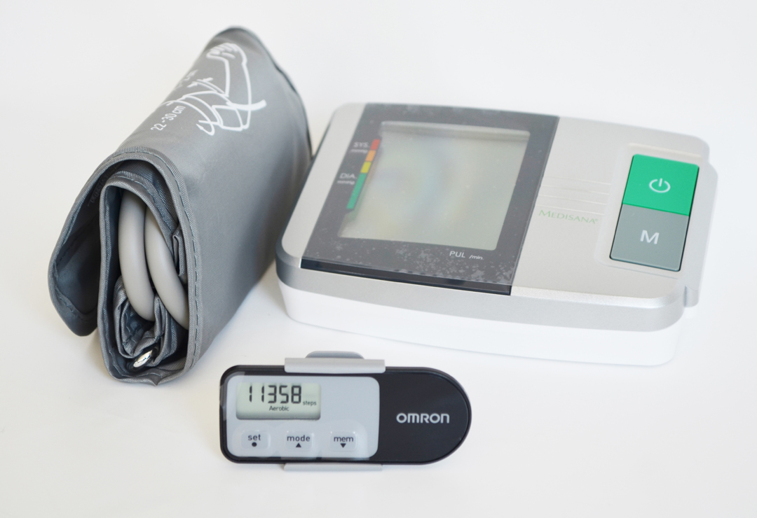 Ein wertvolles Paket, um gesund zu bleiben: das Blutdruckmessgerät Medisana MTS kombiniert mit dem Schrittzähler Omron Walking Style One 2.1.