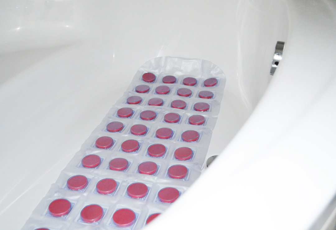Die Soft-Matte ist mit Haftsaugern an der Unterseite ausgestattet, die für guten Halt an der Badewannenoberfläche sorgen. 
