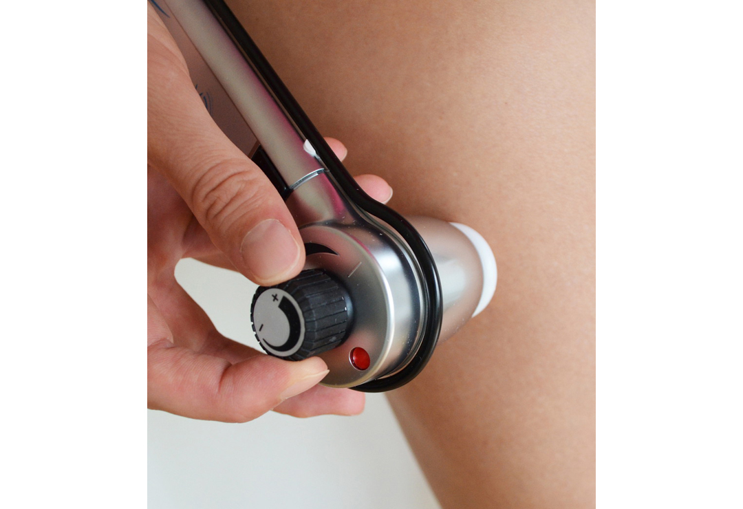 Mit seinem edlem Design und auswechselbaren Massageköpfen nimmt es das Gerät mit Schmerz und Verspannung in den verschiedensten Körperstellen auf.