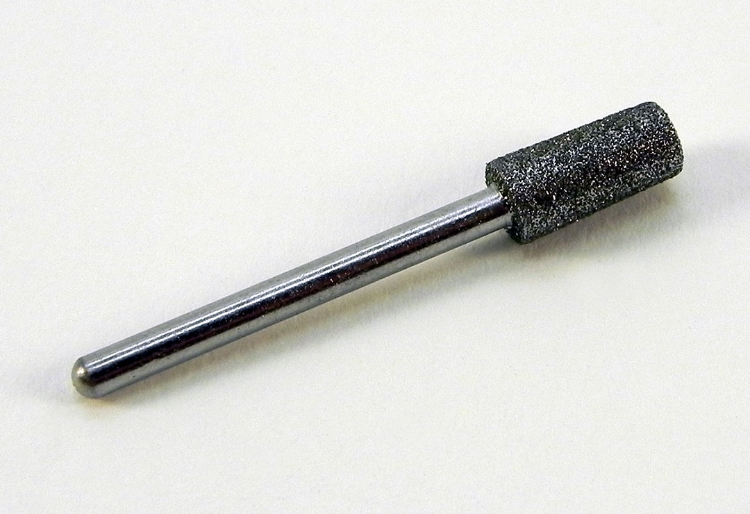 Versatile diamond bit with medium grain.