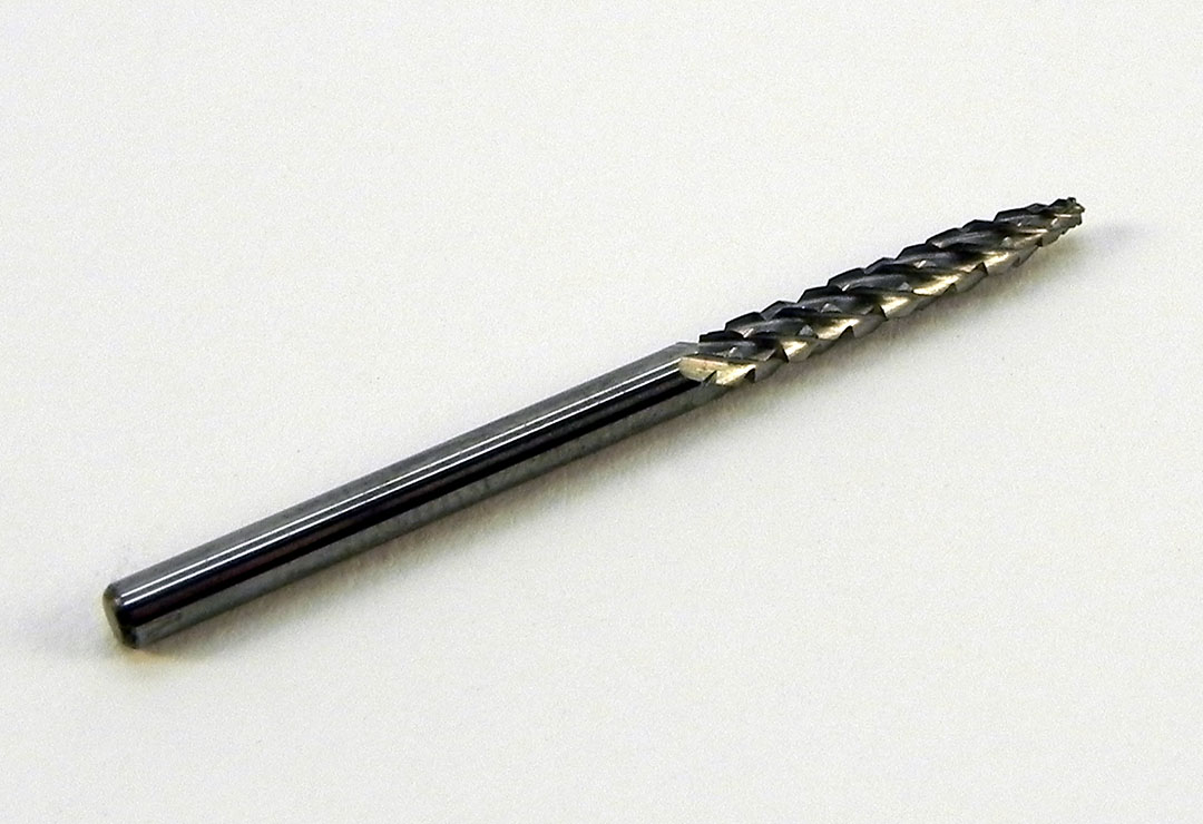 Bei der Kunstnagelgestaltung ist auch eine gepflegte Nagelunterseite wichtig. Mit dem richtigen Werkzeug lässt sich diese leicht und perfekt feilen.