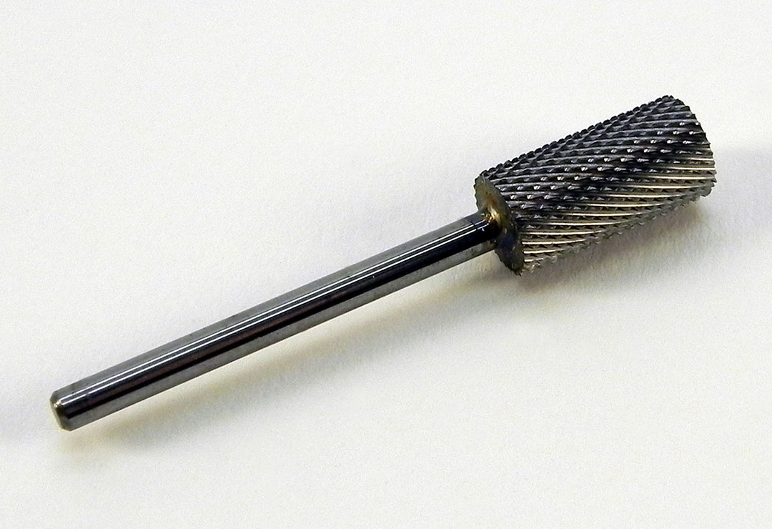 Mittelkörniger Silber-Hartmetall-Bit: der großer Zylinder eignet sich für die Arbeit an Modellagematerialien und Gelen sowie zum Feilen und Kürzen der Nägel