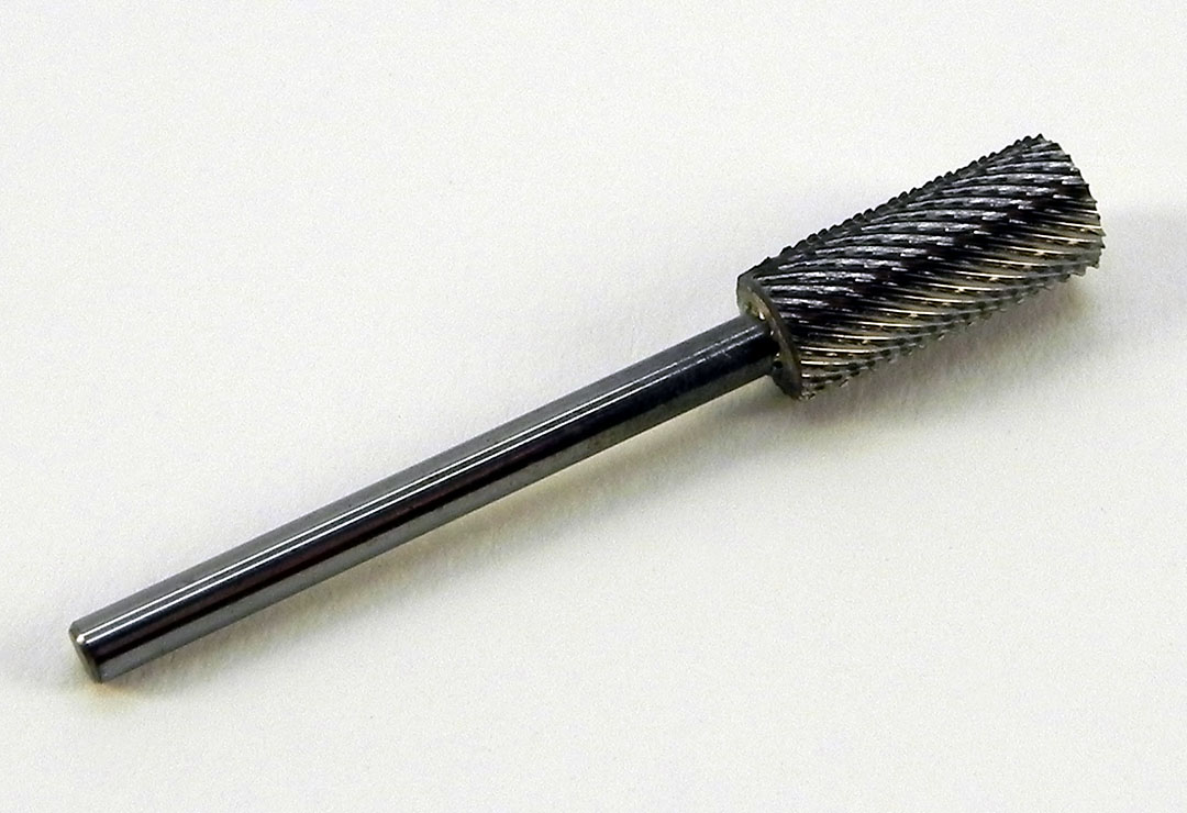 Punta in metallo duro argento, grana media, ha la forma di un piccolo cilindro e vanta un’alta qualità per un lavoro quotidiano sulle unghie artificiali.