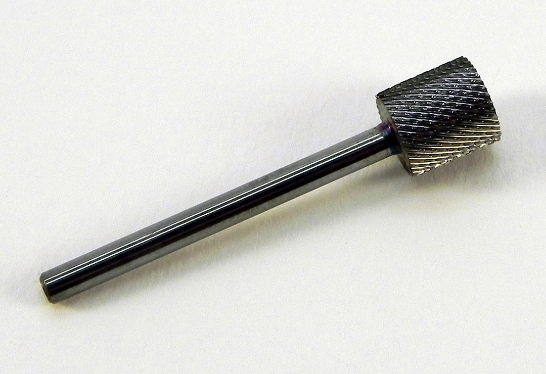 Der richtige Schleifkörper für die Vorarbeiten beim Backfill: feinkörniger, grosser Silber-Hartmetall-Bit im Standarddentalmass 2.32-2.35 mm