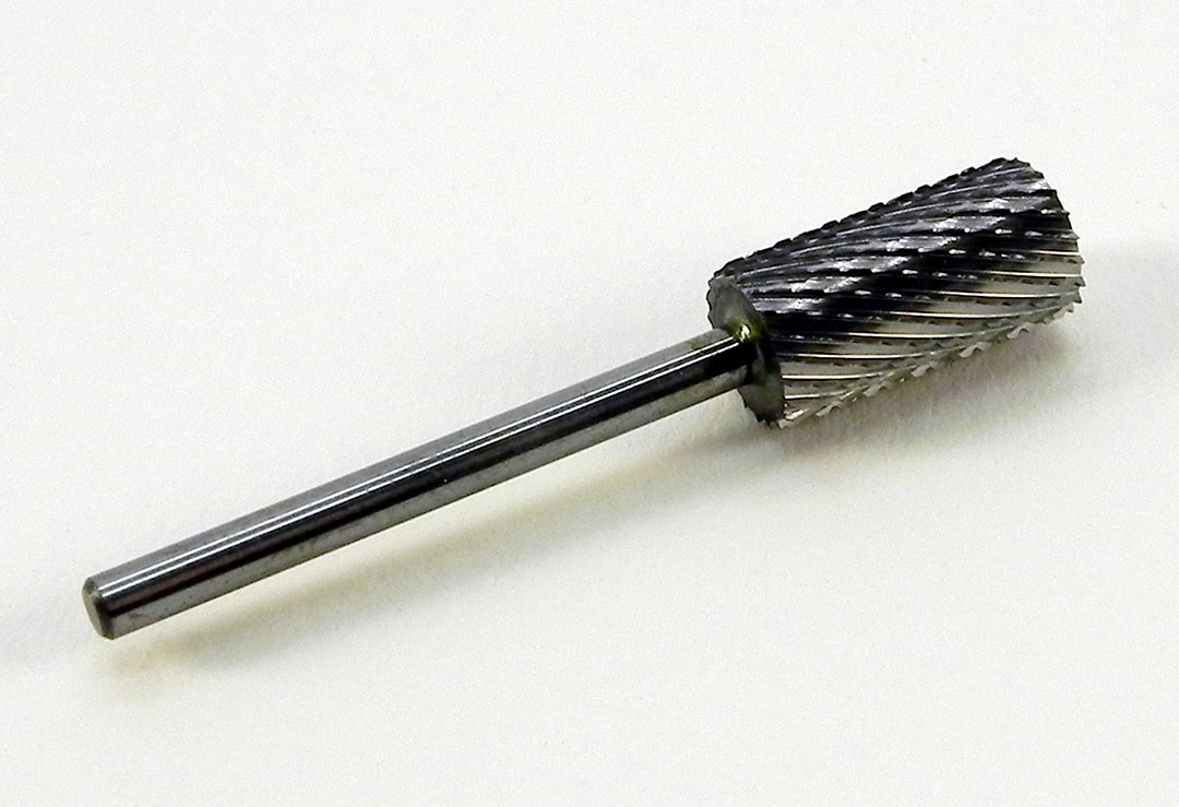 Großer, mittelkörniger Silber-Hartmetall-Bit für die Vorbereitung des Kunstnagels zum Backfill