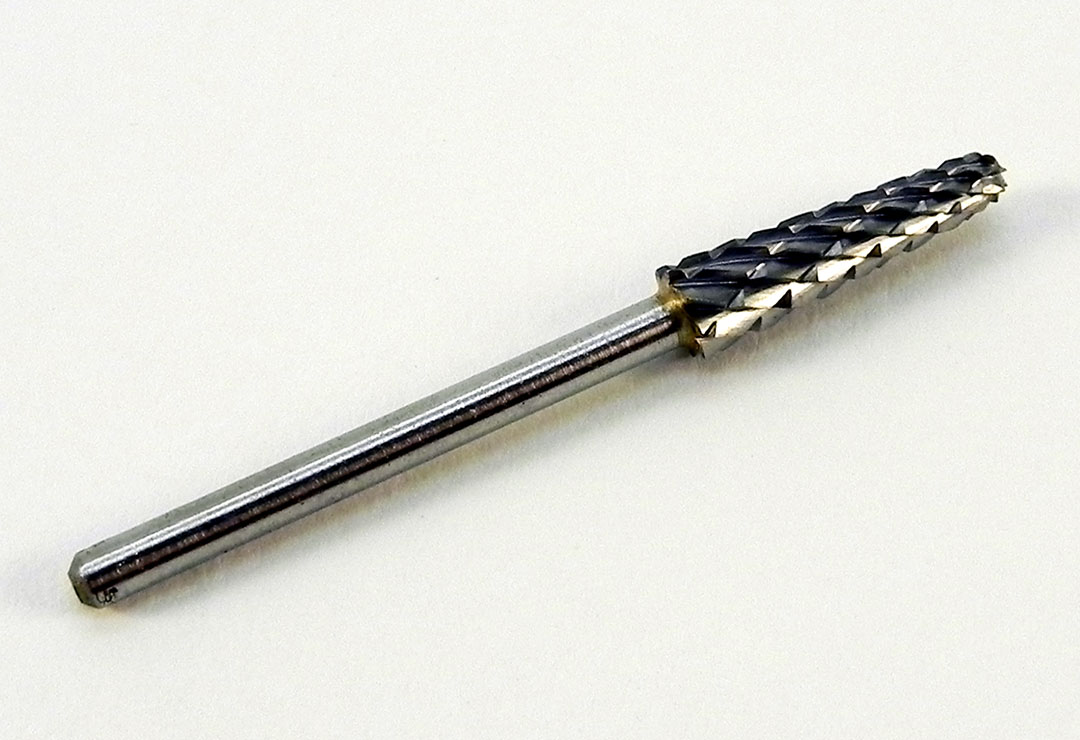 Leistungsstarker Silber-Hartmetallbit, der sich gut zum Feilen, Kürzen oder für andere Vorarbeiten am Kunstnagel eignet.