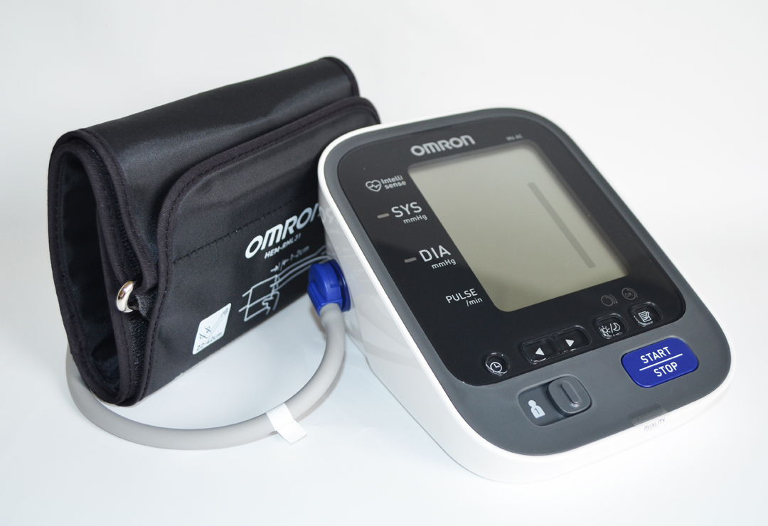 Das kompakte Blutdruckmessgerät für den Oberarm Omron M6 AC ist angenehm zu bedienen und verfügt über eine sehr große Anzeige.