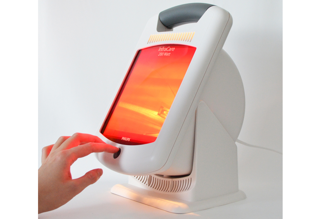 Die InfraCare Infrarotlampe kann zur Behandlung von Schultern, Ellbogen, Waden oder für den Nacken eingesetzt werden.