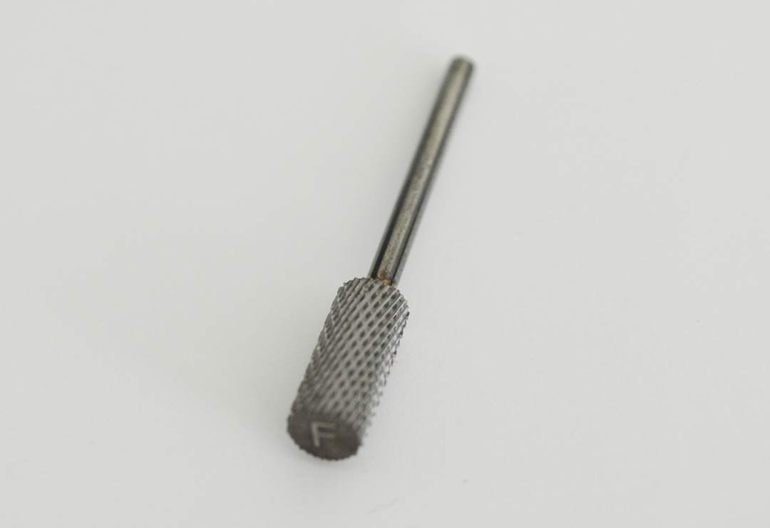 Punta cilindrica in metallo duro di alta qualità per vari tipi di lavori su unghie artificiali.