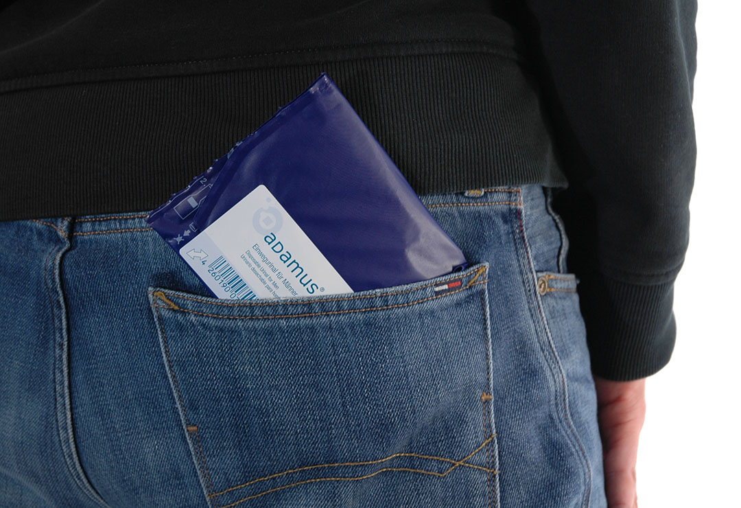 Das Einwegurinal ist so verpackt, dass Sie es auch leicht in Ihrer Jacken- oder Hosentasche mitnehmen können.