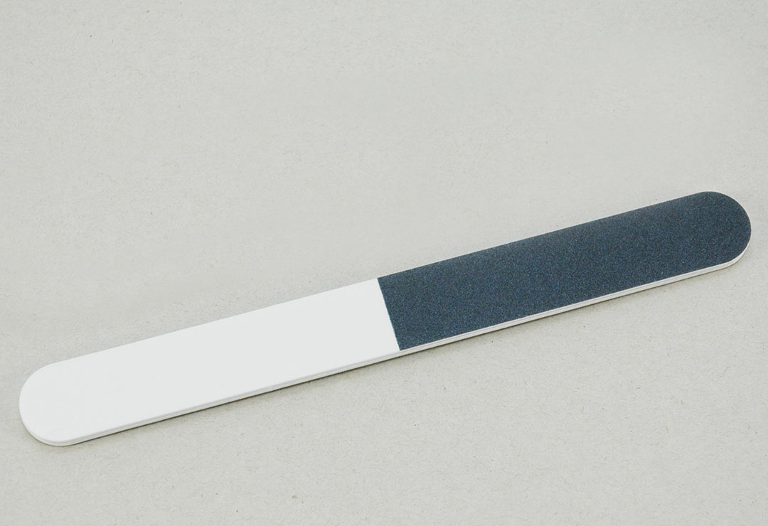 Practical nail file with 3 different grain sizes