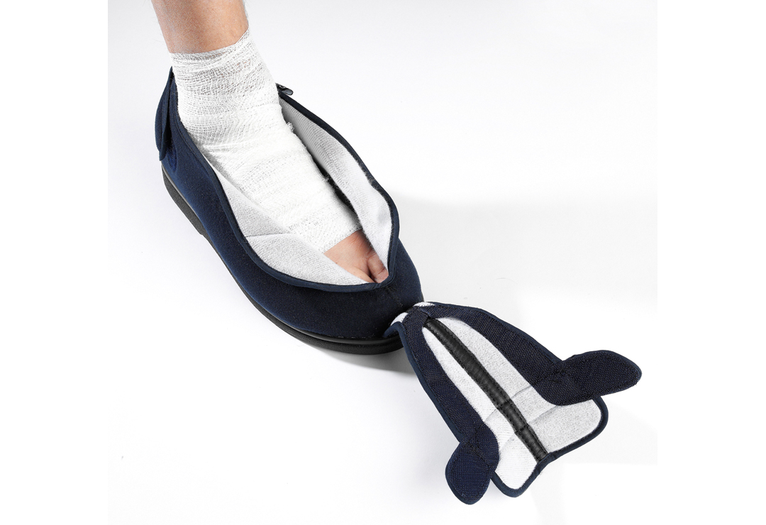 La chaussure de thérapie Promed Sanicabrio DXL est équipée de fermetures velcro