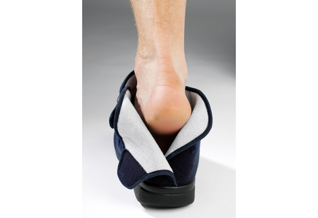 The Promed Sanicabrio LXL therapy shoe is equipped with Velcro fasteners