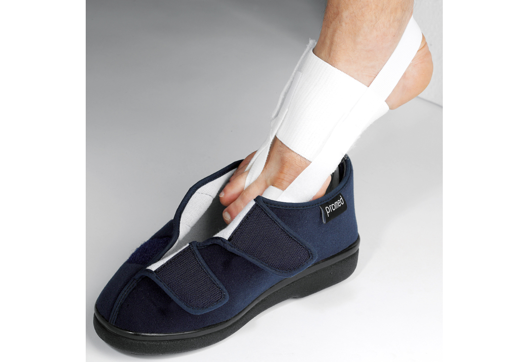 The Promed Sanisoft D therapy shoe is equipped with Velcro fasteners